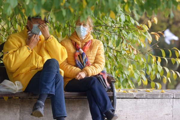 视频格式转换 客厅电视大屏上播放着高清影片，遥控器放在茶几上，沙发与落地灯光营造家庭影院氛围