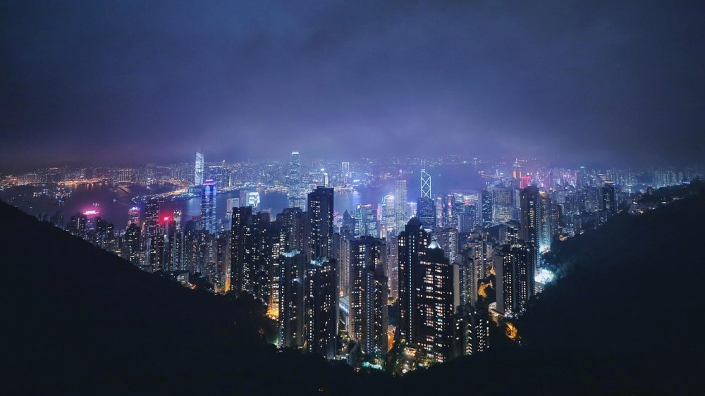 深色播放器界面占位，画面中央是城市夜景片段，底部进度条与清晰度切换按钮清晰可见